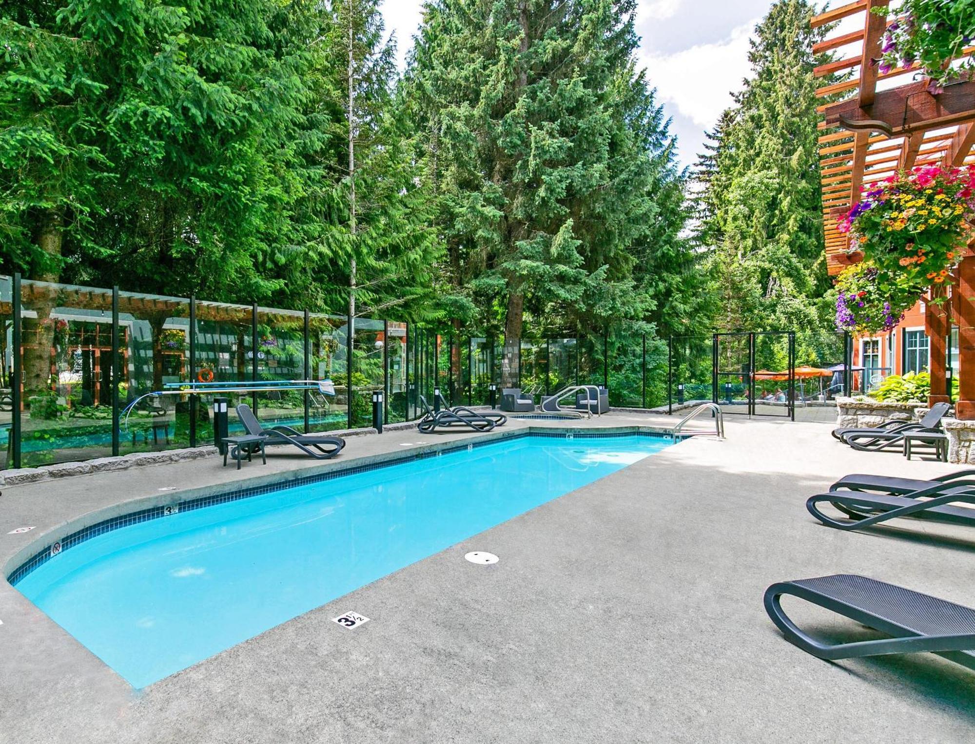 Alpenglow Lodge Queen Boho Studio By Mva Whistler Exterior photo