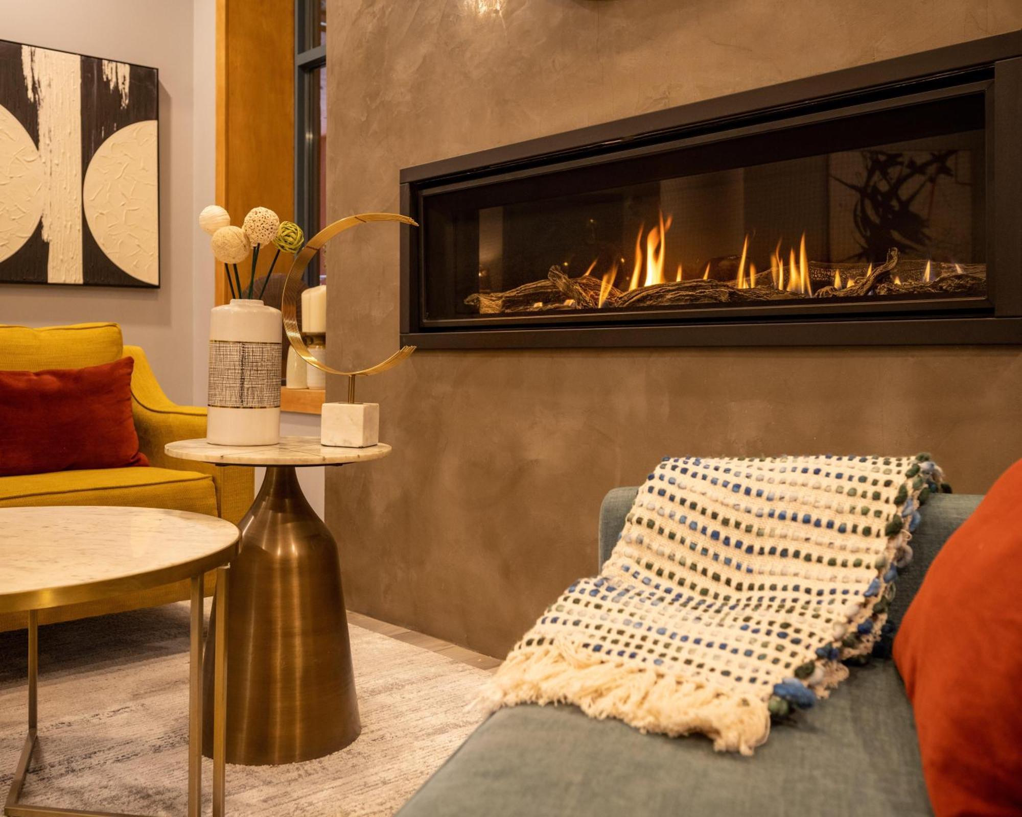 Alpenglow Lodge Queen Boho Studio By Mva Whistler Exterior photo