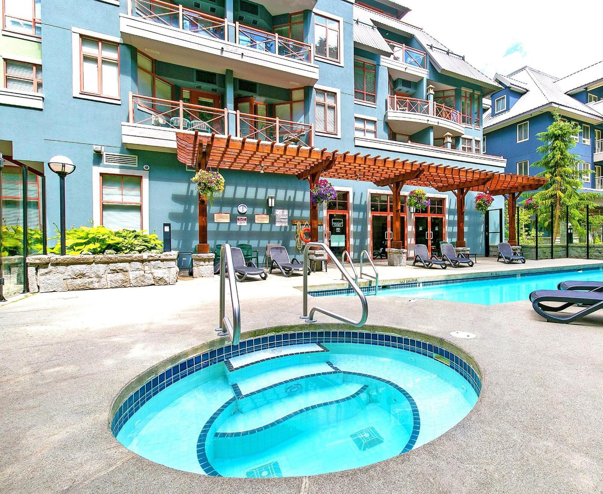 Alpenglow Lodge Queen Boho Studio By Mva Whistler Exterior photo