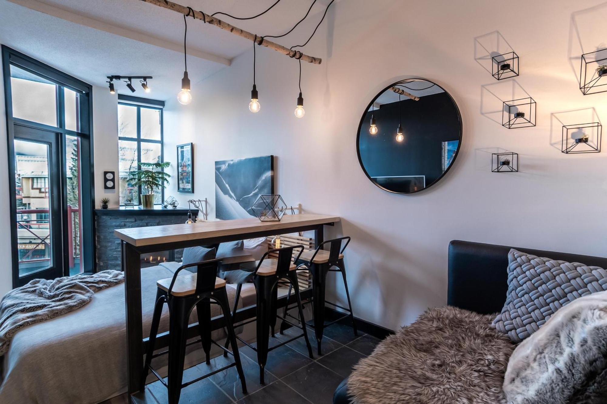 Alpenglow Lodge Queen Boho Studio By Mva Whistler Exterior photo